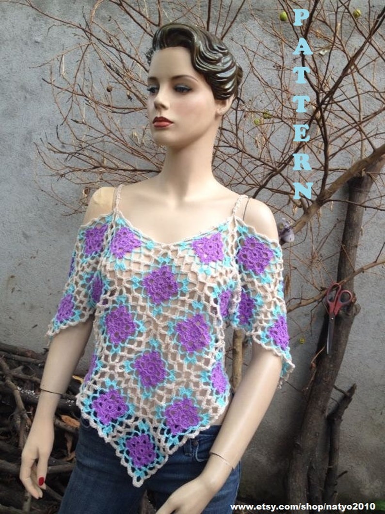 Pode incluir: Um top de croch&ecirc; com um padr&atilde;o floral roxo e azul. O top tem um decote em V e &eacute; sem mangas. A modelo est&aacute; usando jeans azul. O texto "PATTERN" est&aacute; escrito verticalmente no lado direito da imagem. O texto "www.etsy.com/shop/natyo2010" est&aacute; na parte inferior da imagem.
