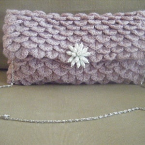 DOWNLOAD INSTANTÂNEO Clutch Crocodile Oversize Crochet Pattern Inclui instruções para fazer broche de pérolas