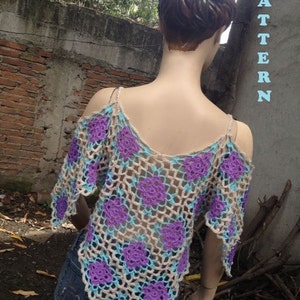 Pode incluir: Padr&atilde;o de top de croch&ecirc; com um esquema de cores marrom claro e roxo. A parte superior tem um padr&atilde;o quadrado com um desenho de flor no centro de cada quadrado. A parte superior &eacute; sem mangas e tem um decote largo. O texto "PATTERN" &eacute; vis&iacute;vel no canto superior direito da imagem.