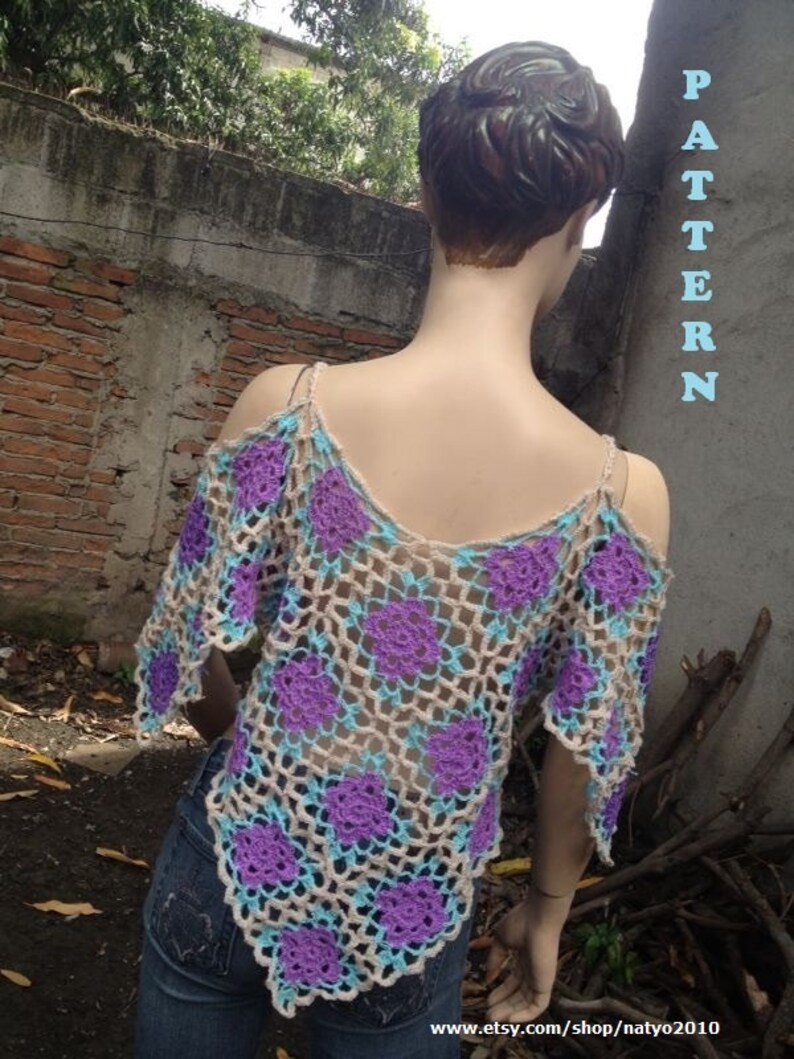 Pode incluir: Padr&atilde;o de top de croch&ecirc; com um esquema de cores marrom claro e roxo. A parte superior tem um padr&atilde;o quadrado com um desenho de flor no centro de cada quadrado. A parte superior &eacute; sem mangas e tem um decote largo. O texto "PATTERN" &eacute; vis&iacute;vel no canto superior direito da imagem.