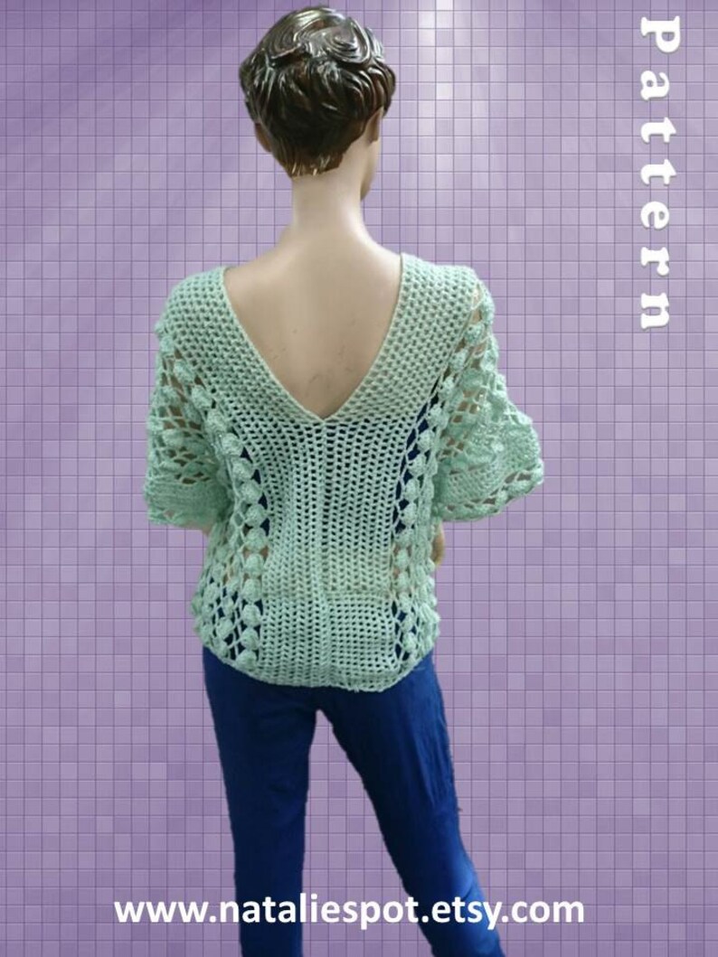 Peut inclure: Un haut en crochet vert clair avec un col en V et des manches courtes. Le haut a un motif en dentelle et est pr&eacute;sent&eacute; sur un mannequin.