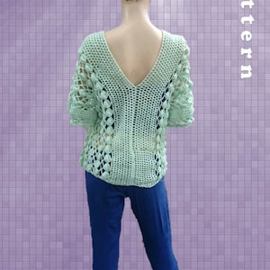 Peut inclure: Un haut en crochet vert clair avec un col en V et un motif en dentelle. Le haut est pr&eacute;sent&eacute; sur un mannequin sur un fond violet. Le texte "Pattern" est &eacute;crit verticalement sur le c&ocirc;t&eacute; droit de l'image. Le texte "www.nataliespot.etsy.com" est en bas de l'image.