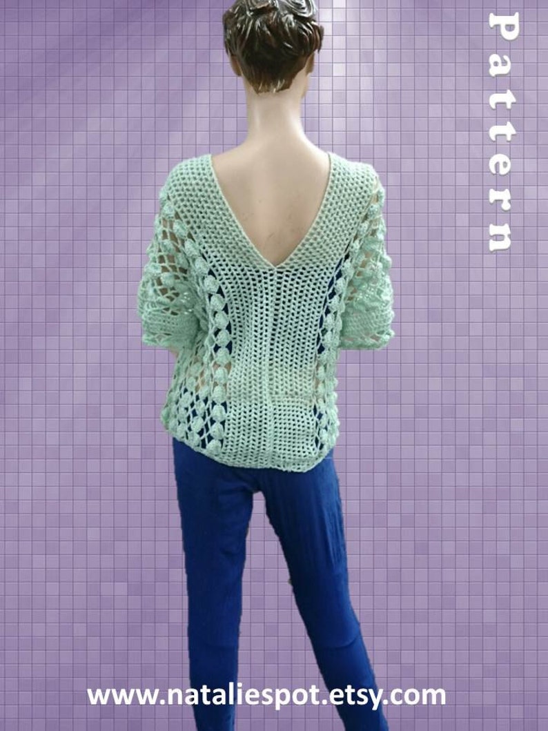 Peut inclure: Un haut en crochet vert clair avec un col en V et un motif en dentelle. Le haut est pr&eacute;sent&eacute; sur un mannequin sur un fond violet. Le texte "Pattern" est &eacute;crit verticalement sur le c&ocirc;t&eacute; droit de l'image. Le texte "www.nataliespot.etsy.com" est en bas de l'image.