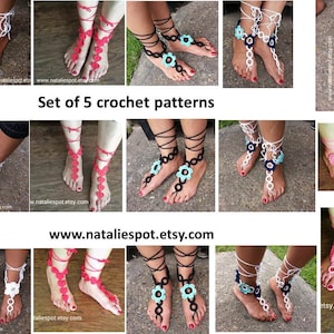 Pode incluir: Conjunto de cinco padrões de crochê para sandálias descalças. Os padrões apresentam diferentes cores e designs, incluindo branco, rosa, azul e negro.