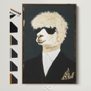 Op de afbeelding: Ingelijst canvas kunstwerk met een alpaca met een zonnebril, een zwart pak en een wit overhemd. De alpaca heeft een lichte, pluizige vacht. Het kunstwerk is ingelijst in een donkerbruine houten lijst.