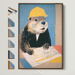 Op de afbeelding: Ingelijste kunstprint met een otter met een gele helm en een zwart pak, die een blauwdruk schetst. Het kunstwerk heeft een textuur, schilderachtige stijl met een blauwe rasterachtergrond en een houten frame. Het beeld is een grillige kijk op het bouwthema.