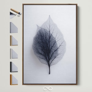 Op de afbeelding: Een ingelijste print met een gedetailleerd, donkerblauw bladskelet tegen een witte achtergrond. Het kunstwerk is ingelijst in een houten frame. Verschillende framevoorbeelden in zilver, goud en zwart worden links weergegeven.