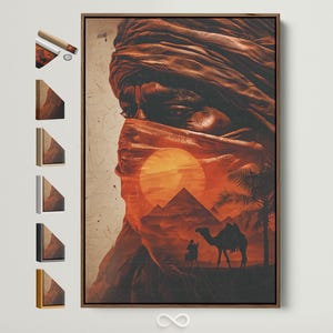 Puede incluir: Impresión artística en lienzo enmarcada que presenta una escena desértica con una persona con un tocado, pirámides, un camello y un sol poniente. La obra de arte tiene una paleta de colores cálidos de naranjas, marrones y beiges. El marco es de color marrón oscuro.