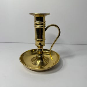 Portacandele vintage in ottone con manico ad anello, prodotto in India.
