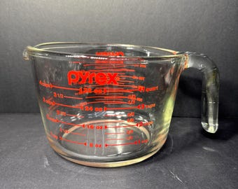 Misurino in vetro Pyrex da 1 litro (4 tazze) con tacche rosse, in vetro trasparente con manico, stile vintage.
