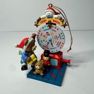 Vintage 1996 Matrix Lucky Wheel julgransprydnad björn nötknäppare snögubbe 3,75"