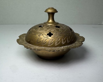 Bruciatore di incenso vintage in ottone massiccio intagliato con motivo floreale decorato con coperchio, prodotto in India MCM