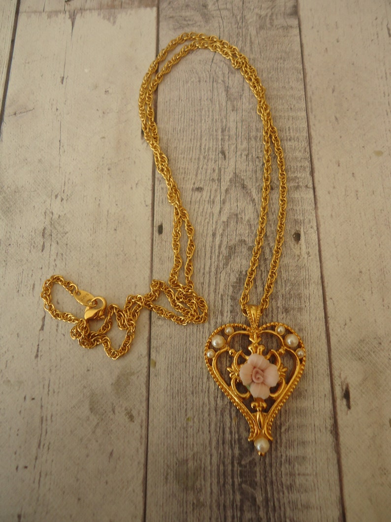 Avon Necklace and Pierced Hoop Set Gold Tone Filigree Heart w Pink Ceramic Rose and Faux Pearls on 27 Twisted Cable Chain