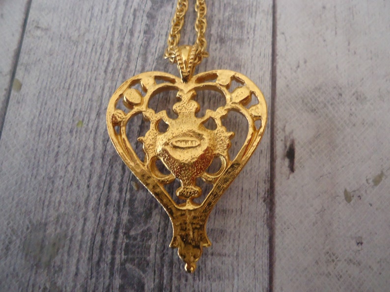 Avon Necklace and Pierced Hoop Set Gold Tone Filigree Heart w Pink Ceramic Rose and Faux Pearls on 27 Twisted Cable Chain