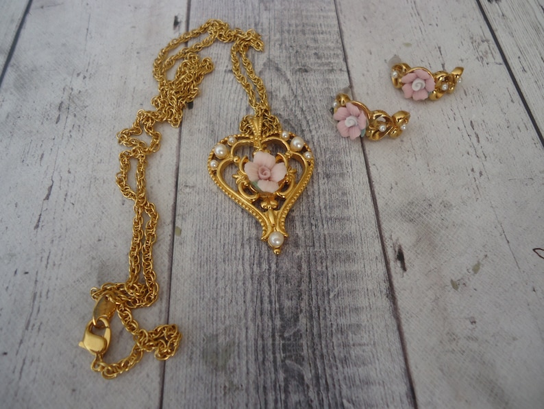Avon Necklace and Pierced Hoop Set Gold Tone Filigree Heart w Pink Ceramic Rose and Faux Pearls on 27 Twisted Cable Chain