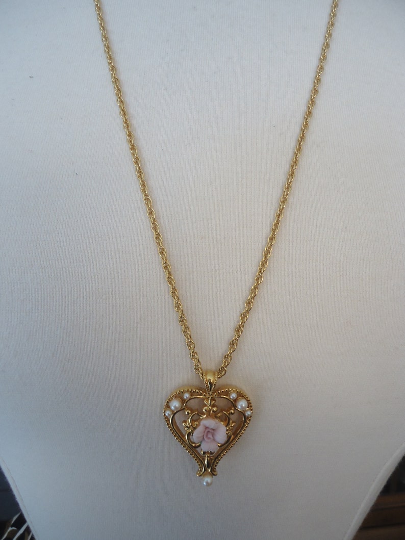 Avon Necklace and Pierced Hoop Set Gold Tone Filigree Heart w Pink Ceramic Rose and Faux Pearls on 27 Twisted Cable Chain