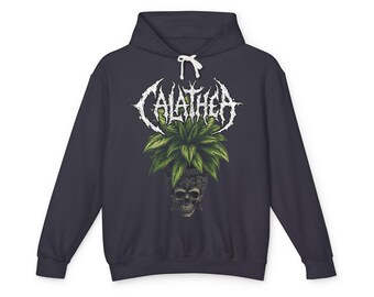 Könnte beinhalten: Dunkelmarinefarbener Kapuzenpullover mit weißem Kordelzug. Auf der Vorderseite steht das Wort "CALATHEA" in gotischer Schrift über einer Grafik einer Pflanze mit grünen Blättern und einem Totenkopf. Ein lässiges Kleidungsstück.