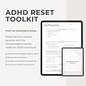以下が含まれることがあります： タブレットと小型デバイスに表示されたデジタル ADHD リセットツールキット。「ADHD RESET TOOLKIT」と「STOP THE OVERWHELM SPIRAL」の文字。ツールキットには、圧倒的な状況と意思決定の疲労を軽減するための戦略が含まれています。