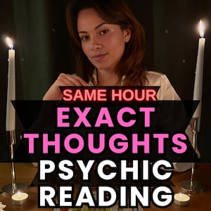 Puede incluir: Una mujer está sentada en una mesa con cartas del tarot, velas y el texto "SAME HOUR EXACT THOUGHTS PSYCHIC READING". Dos velas blancas altas la flanquean, y pequeñas velas y cartas del tarot están sobre la mesa.