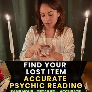 Puede incluir: Una taza de cerámica blanca con un asa negra y el texto "But First, Coffee" en negro y negrita. La taza está sobre una superficie de madera. La taza mide aproximadamente 10 cm de alto.