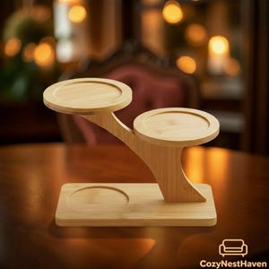 Puede incluir: Un soporte de servicio de bambú de varios niveles con dos plataformas circulares y una base rectangular. El soporte de tono de madera natural está diseñado para exhibir o servir artículos. Diseño moderno y minimalista.