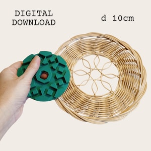 May include: A green, geometric-patterned object is held next to a woven, circular plate. The plate is made of light brown wicker. The text "DIGITAL DOWNLOAD" and "d 10cm" are visible in the image.