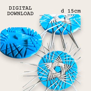 Op de afbeelding: Afbeelding van drie blauwe cirkelvormige objecten met geweven centra en zilveren draadspaken. De tekst "DIGITAL DOWNLOAD" staat linksboven. De diameter is 15 cm.