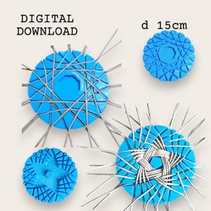 Pode incluir: Imagem de quatro objetos circulares azuis com padrões geométricos, cada um com 15 cm de diâmetro. O texto "DIGITAL DOWNLOAD" é visível. Os objetos têm um design central com linhas radiais.