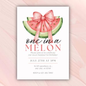 Puede incluir: Una tarjeta de invitación blanca con una ilustración de acuarela de rodajas de sandía y un lazo rosa. El texto dice "one in a MELON" e invita a los invitados a una fiesta de primer cumpleaños el 27 de julio a las 3 PM. Incluye dirección e información de RSVP.