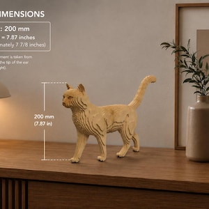 Può includere: Una statuetta di gatto in legno chiaro con una texture stratificata e topografica. Il testo nell'immagine recita CAT DIMENSIONS, Height: 200 mm, 200 mm = 7.87 inches. Il gatto è alto 200 mm, misurato da terra fino alla punta dell'orecchio.