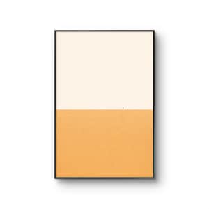 Könnte beinhalten: Gerahmter minimalistischer Kunstdruck mit zweifarbigem Design. Der obere Teil ist cremefarben, der untere Teil ist warmgelb. Eine winzige Figur steht am Horizont und verleiht dem Bild Tiefe. Schwarzer Rahmen.