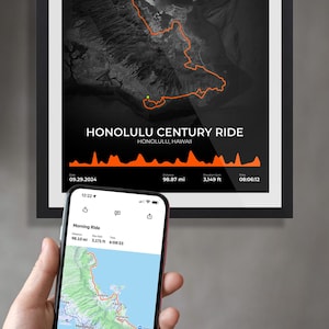 Könnte beinhalten: Gerahmter Schwarz-Weiß-Kartendruck der Honolulu Century Ride-Route in Hawaii, mit orangefarbener Routenüberlagerung. Der Druck enthält Details: 159.12 km, 960.0 m Höhenunterschied und 8:06:12 Zeit. Ein Smartphone zeigt eine ähnliche Karte.