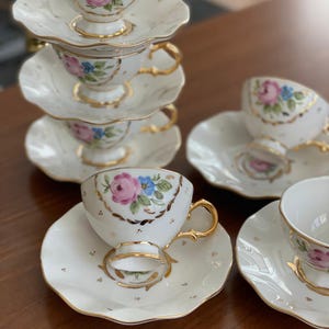 Conjunto de chá de porcelana pintada à mão ROSİE, design floral vintage com detalhes dourados