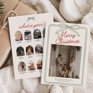 Może przedstawiać: Dwie kartki świąteczne ze zdjęciami rodzinnymi i tekstem. Jedna kartka mówi „Wesołych Świąt” czerwoną czcionką z zieloną kokardą. Druga kartka mówi „co za rok” ze zdjęciami i datami. Zapakowany prezent i gałązka sosny są w tle.