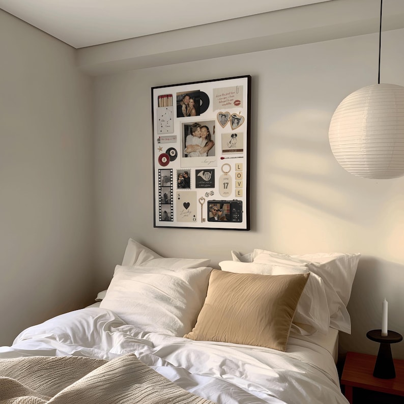 Pu&ograve; includere: Un collage incorniciato di foto e cimeli &egrave; appeso sopra un letto con lenzuola bianche e un cuscino beige. Il collage include foto, un disco e la parola "LOVE". Una lanterna di carta &egrave; appesa al soffitto.