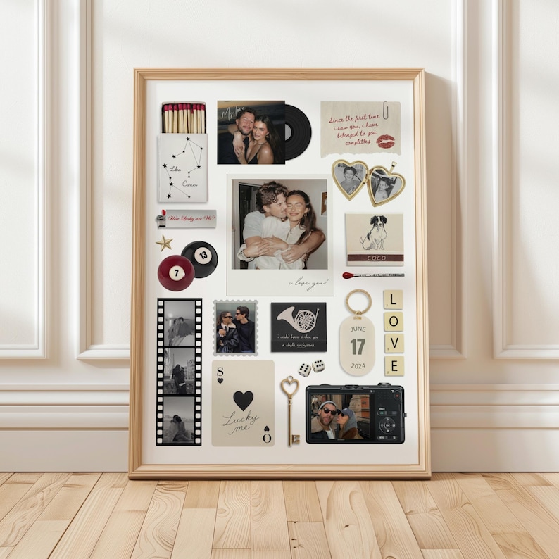 Pu&ograve; includere: Un collage incorniciato con foto, un disco in vinile, una chiave e una carta da gioco. Il collage include il testo "I love you!" e "Lucky me." La cornice &egrave; in legno chiaro.