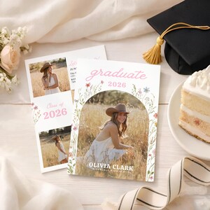 Puede incluir: Anuncios de graduaci&oacute;n con una foto de una persona con un vestido blanco y un sombrero de vaquero. Los anuncios tienen el texto "graduate 2026" y "Olivia Clark, Riverdale High School". Tambi&eacute;n hay un birrete y un pastel en la imagen.