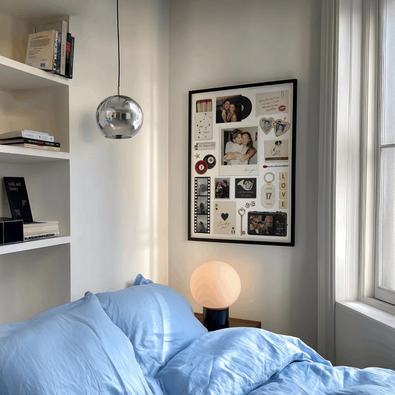 Pu&ograve; includere: Interno di una camera da letto con lenzuola azzurre. Un collage incorniciato di foto e ricordi adorna la parete. Una lampada a sospensione sferica cromata pende dal soffitto e una lampada rotonda &egrave; su un comodino.