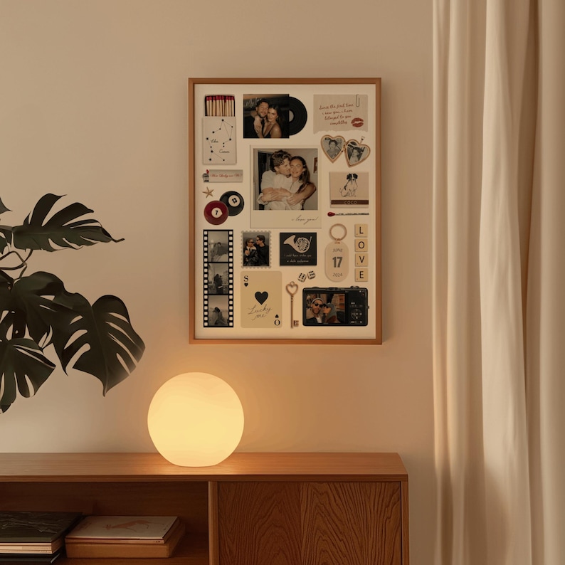 Pu&ograve; includere: Un collage incorniciato di foto e ricordi &egrave; appeso a una parete. Una lampada rotonda e luminosa &egrave; posizionata su un mobile in legno sottostante. Il collage include foto, biglietti ed elementi decorativi.