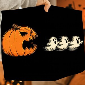 Pode incluir: Gráfico preto com tema de Halloween com uma abóbora laranja esculpida e três fantasmas brancos em movimento. Perfeito para a época assustadora.