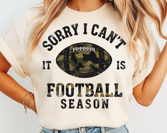 Tut mir leid, ich kann nicht, es ist Fußballsaison PNG, trendiger Retro Checker-Helm PNG, lustiges Fußball-Mama-Shirt PNG, Fußball-Saison Sublimationsdesign