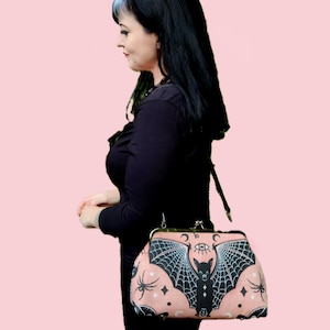 Sac à bandoulière rose chauve-souris et araignée Kisslock, sac à bandoulière de style vintage, sac à main fantaisie, sac à main unique, cadeau pour femme