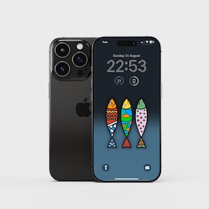 Peut inclure: Un smartphone noir avec un système de caméra à trois objectifs et le logo Apple. L'écran affiche un fond d'écran avec trois poissons colorés. L'heure est 22h53 le dimanche 31 août.