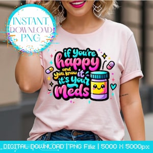 Puede incluir: Camiseta rosa claro con la frase "If you're happy and you know it, it's your meds" en un diseño colorido y de dibujos animados. El diseño incluye un frasco de pastillas sonriente y pastillas. Las palabras "Instant Download PNG" también son visibles.