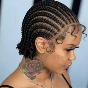 Peut inclure: Gros plan sur la tête d'une personne avec une coiffure tressée. Les tresses sont étroitement tissées, créant un motif texturé sur le cuir chevelu. Les cheveux sont foncés et la coiffure est complétée par des baby hairs stylisés.
