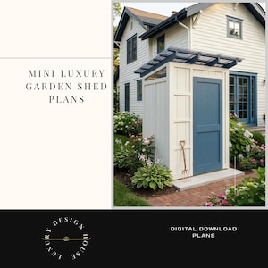 Könnte beinhalten: Ein Gartenhaus mit blauer Tür und kleinem Dach ist abgebildet. Das Gartenhaus ist weiß gestrichen und von üppigem Grün und Blumen umgeben. Der Text "MINI LUXURY GARDEN SHED PLANS" wird angezeigt.