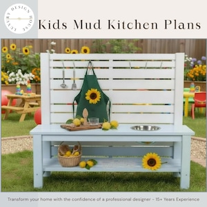 Puede incluir: Una cocina de barro para niños de madera blanca con una base azul claro, con un delantal verde con un diseño de girasol. La cocina incluye un cuenco de acero inoxidable, una tabla de cortar de madera y una cesta de limones. El texto dice "Kids Mud Kitchen Plans."