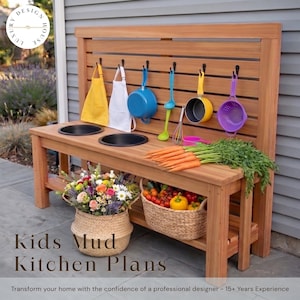 Puede incluir: Una cocina de barro para niños de madera con un tablero trasero de listones, con delantales, ollas y utensilios colgantes. La encimera tiene dos cuencos negros, con zanahorias y una cesta de verduras. También se ve una cesta de flores y el texto "Kids Mud Kitchen Plans".