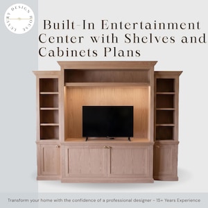 Puede incluir: Un mueble de entretenimiento empotrado de madera clara con estantes, armarios y un televisor negro. El diseño incluye una sección central para el televisor, flanqueada por estanterías y armarios inferiores. Texto: Centro de entretenimiento empotrado con estantes y armarios.