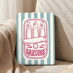 Könnte beinhalten: Rechteckiges Design mit einer Illustration einer Sardinenbüchse. Die rote Dose zeigt drei Fische und das Wort "SARDINE". Der Hintergrund hat blaue und weiße vertikale Streifen.